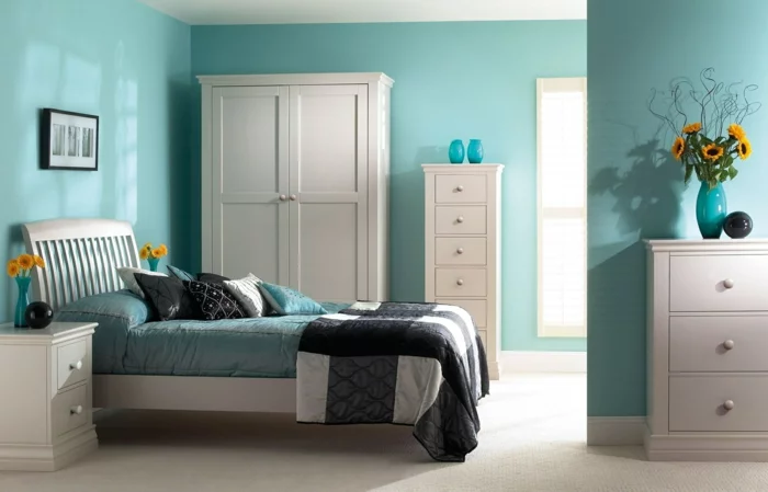 wohnideen schlafzimmer hellblaue wandfarbe weißer teppichboden weiße möbel