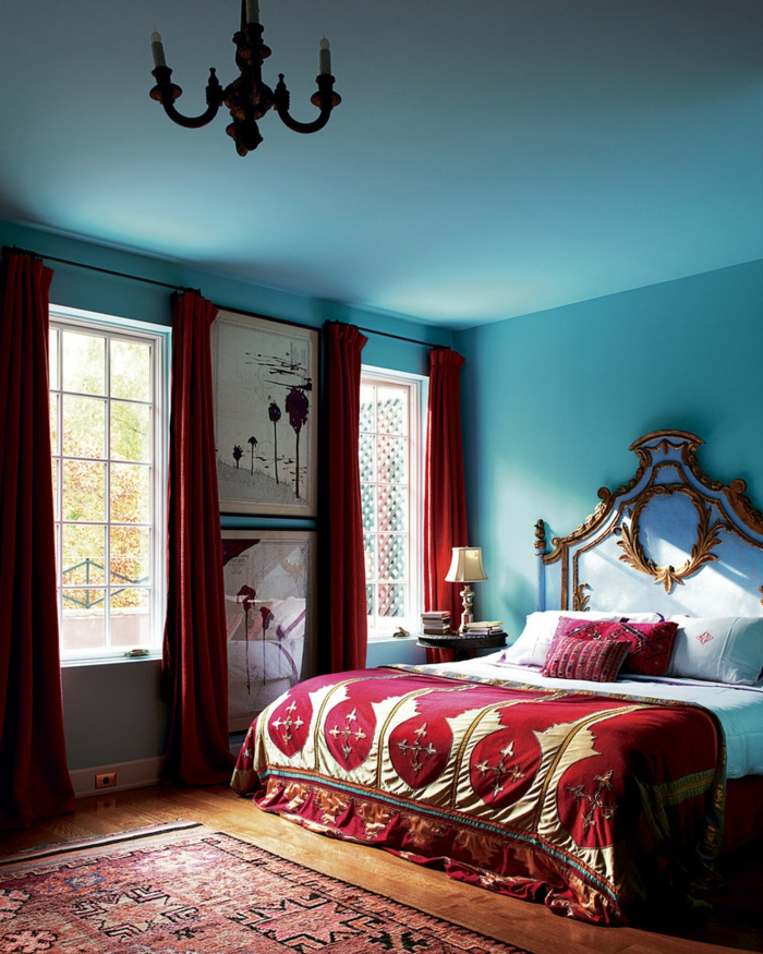 wohnideen schlafzimmer hellblaue wände rote akzente teppich
