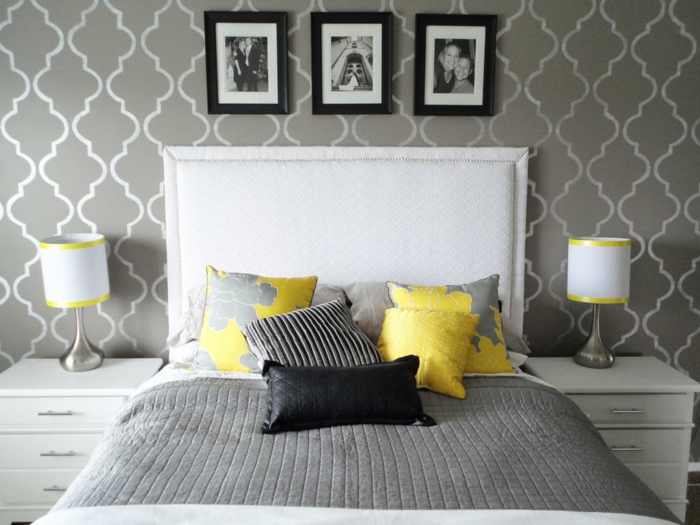 wohnideen schlafzimmer tapete muster grau gelbe elemente weißes bettkopfteil