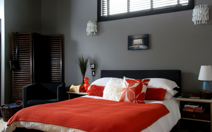 wohnideen schlafzimmer wände grau orange akzente wandleuchten