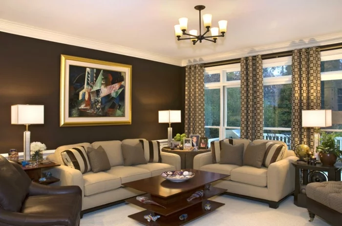 modernes Wohnzimmer mit beigen Sofas und gemusterten Gardinen