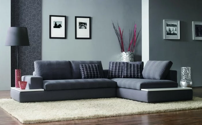 Wohnzimmer gestalten mit grauem Sofa und beigem Teppich