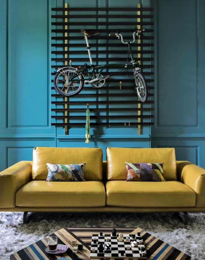wohnideen wohnzimmer blaue wände gelbes sofa cooler couchtisch