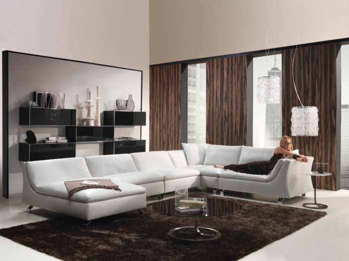 wohnideen wohnzimmer brauner teppich weißes sofa runder cuchtisch