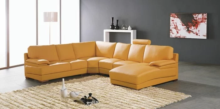 Wohnzimmer gestalten mit grauen Wänden, beigem Teppich und gelbem Sofa