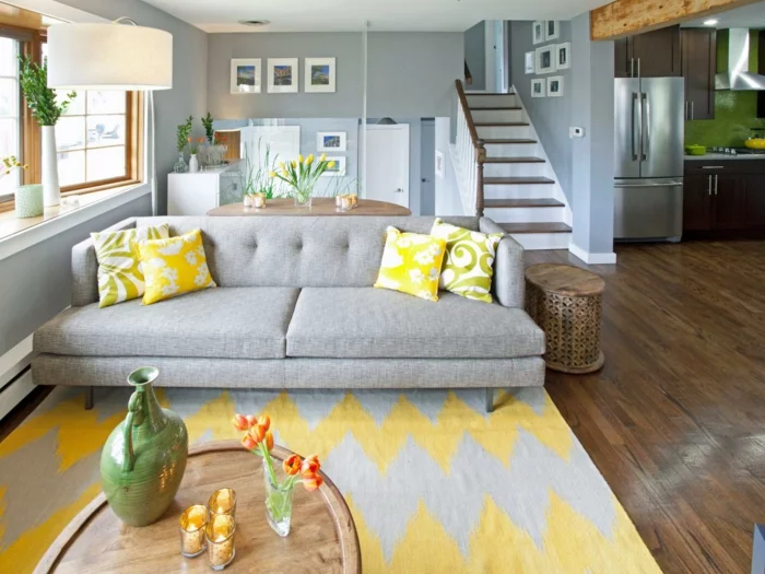 graues Wohnzimmer mit gelben Akzenten