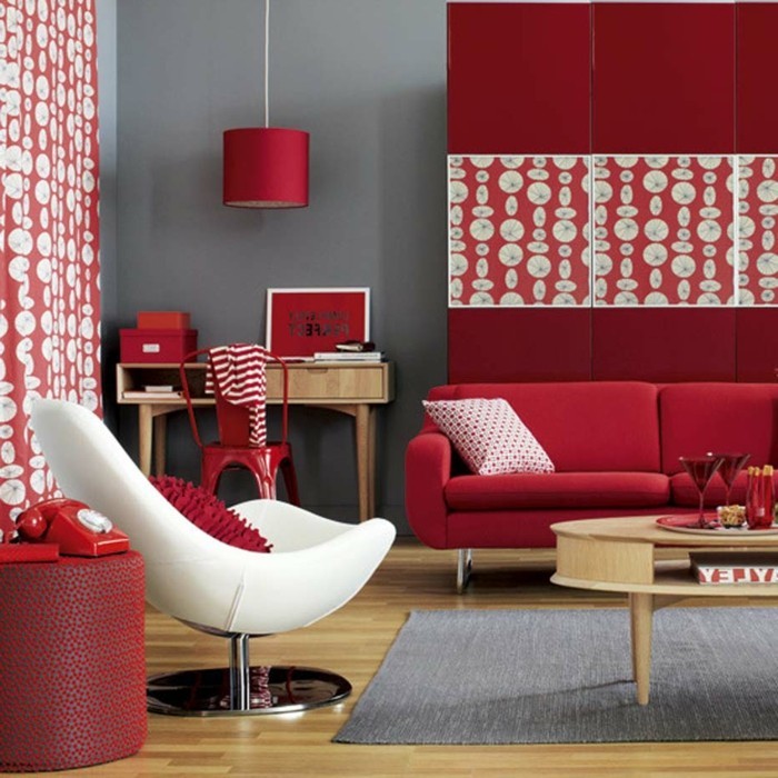 wohnideen wohnzimmer grauer teppich wände rote möbel 