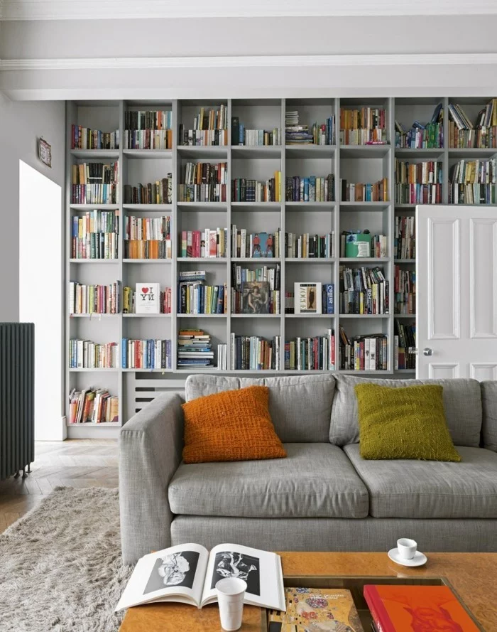 wohnideen wohnzimmer graues sofa bibliothek