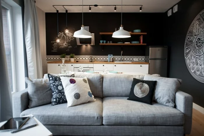 graues Wohnzimmer gestalten mit hellem Sofa und dunklen Wänden 
