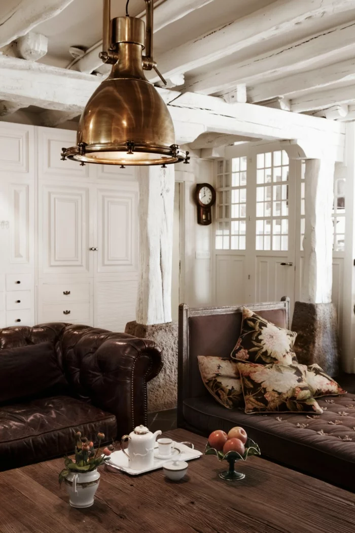 modernes Wohnzimmer mit braunen Sofas und einem weißen Wanddesign