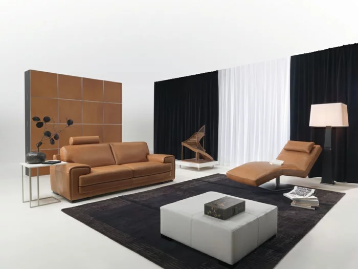 modernes Wohnzimmer mit Möbeln in Braun, schwarzen Gardinen und einem dunklen Teppich
