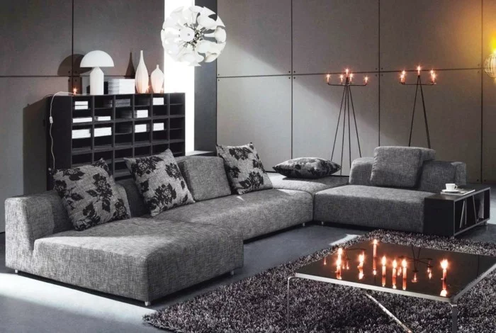 Wohnzimmer gestalten mit schicken grauen Möbeln und viel Kerzenlicht