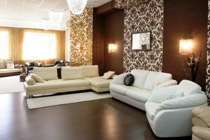 modernes Wohnzimmer mit Wandgestaltung in Braun, weißen Möbeln und einer schönen Trennwand