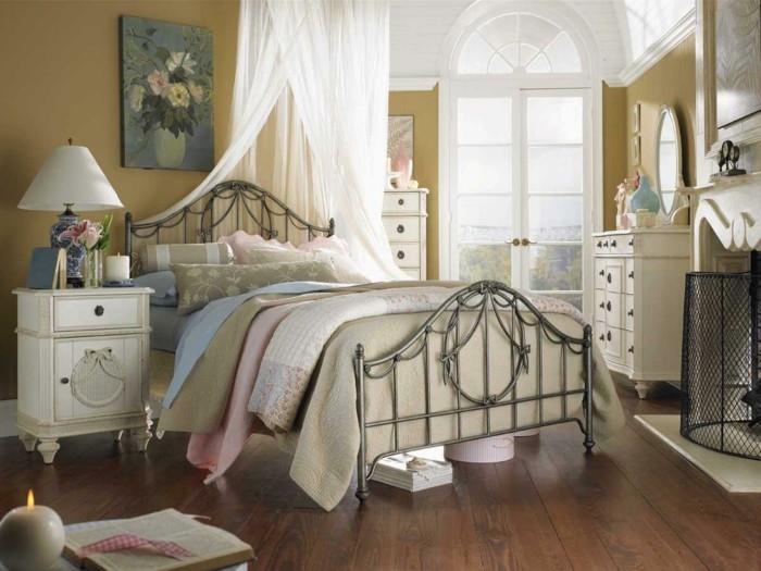 wohnungseinrichtung boho stil schlafzimmer metallbett nachtkonsole kommode weiße möbel