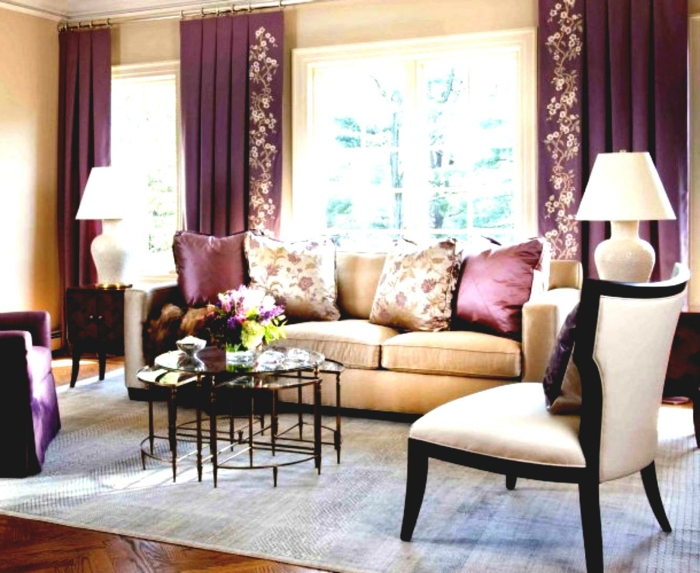 wohnzimmer beige beiges sofa lila gardinen heller teppich blumendeko