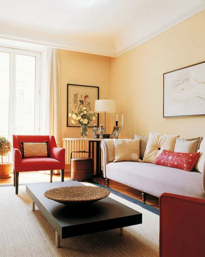 wohnzimmer beige rote sessel minimalistischer couchtisch