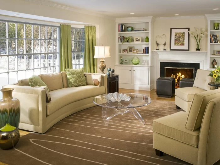 wohnzimmer beige stilvoller teppich grüne gardinen cooler couchtisch
