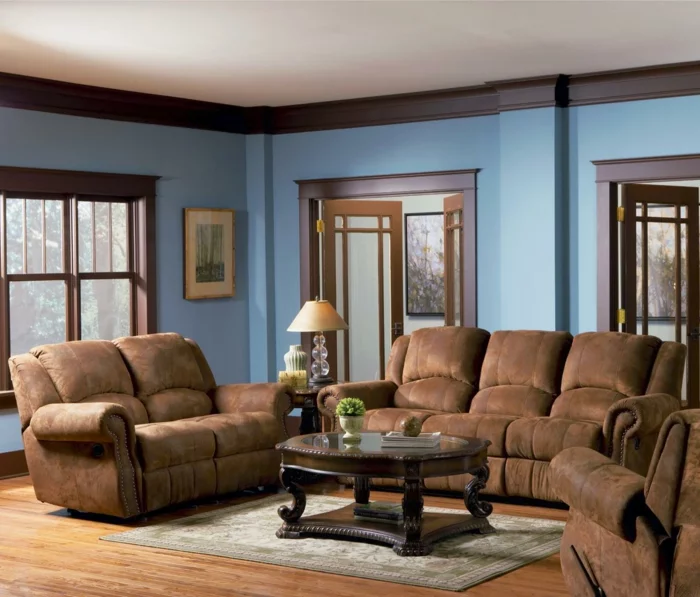 modernes Wohnzimmer mit blauen Wänden und braunen Möbeln