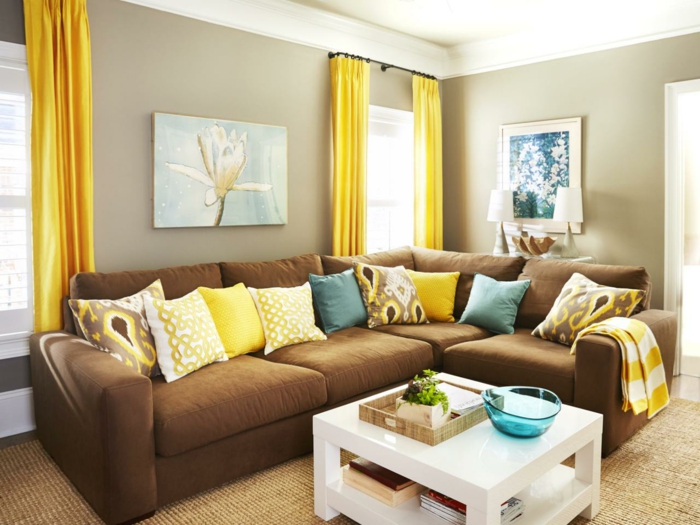 wohnzimmer braun braunes sofa beige wände gelbe gardinen