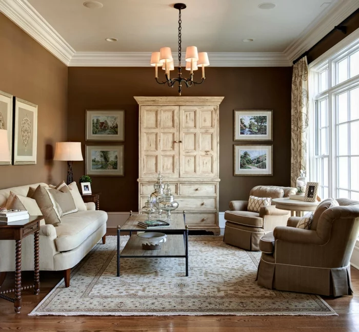 Wohnzimmer in Braun mit einem hellen Teppich, einem rustikalen Schrank und beigen Möbeln