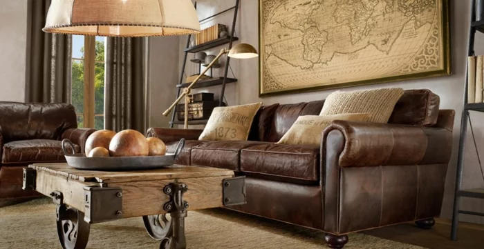 Wohnzimmer in Braun mit Ledermöbeln und Weltkarte