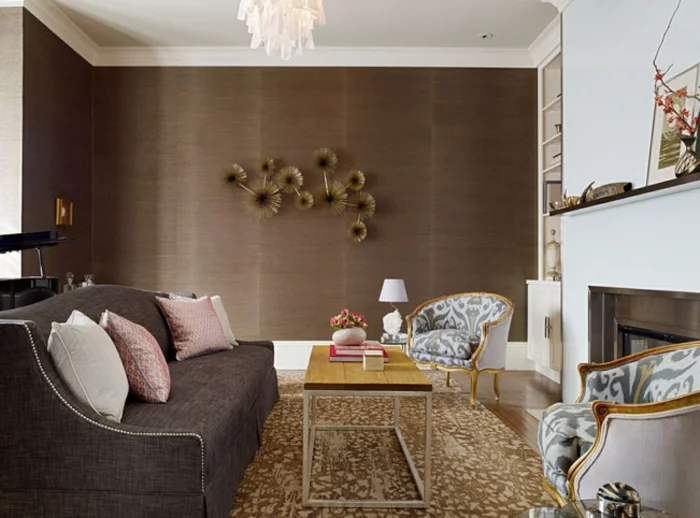 Wohnzimmer in Braun mit einem schönen Wanddesign und schicken Sesseln