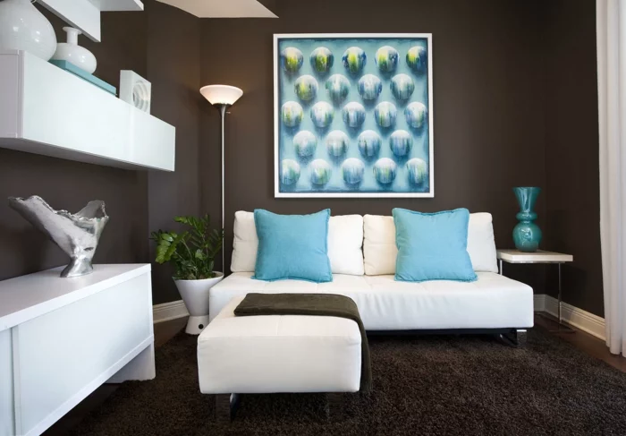 Wohnzimmer in Braun mit weißen Möbeln und hellblauen Dekokissen