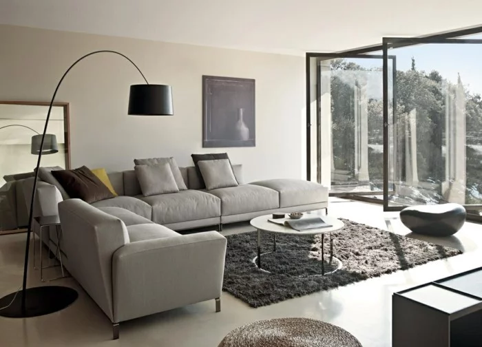 hellgraue Möbel und dunkler Teppich im modernen Wohnzimmer