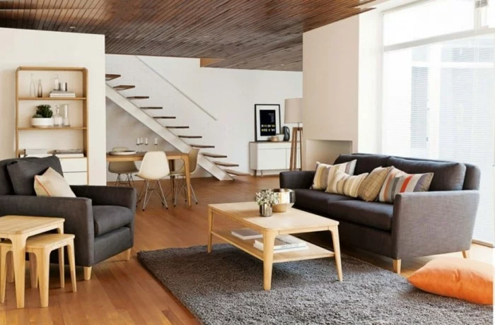 Wohnzimmer gestalten - Möbel in Dunkelgrau und Boden in Holzoptik