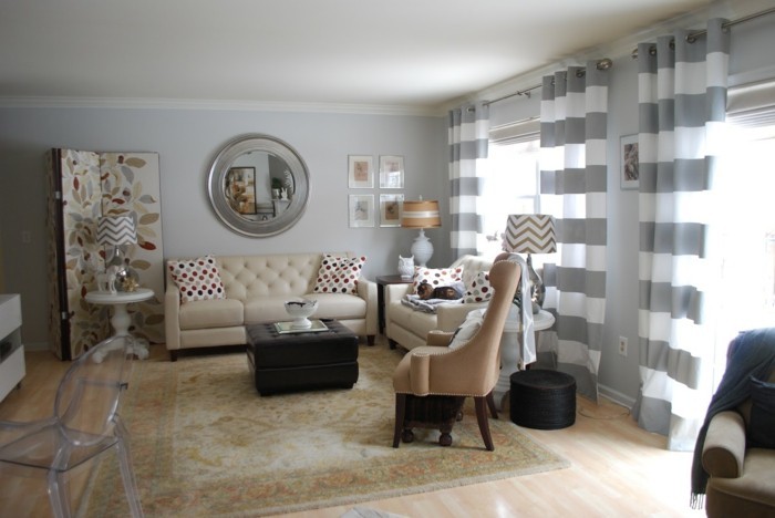 wohnzimmer grau hellgraue wände beiger teppich stoffmuster