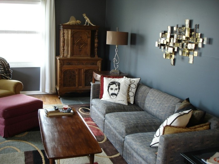 wohnzimmer grau weiße wände dekokissen farbiger teppich