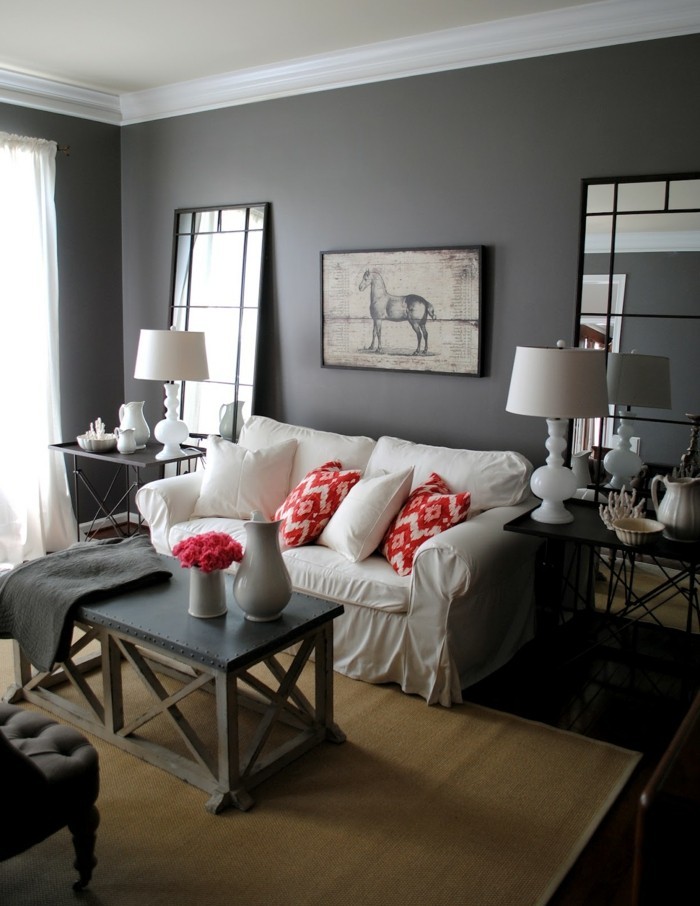 wohnzimmer grau weißes sofa sisalteppich rote akzente
