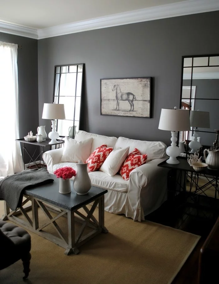 graue Wohnzimmerwände, weißes Sofa und beiger Teppich