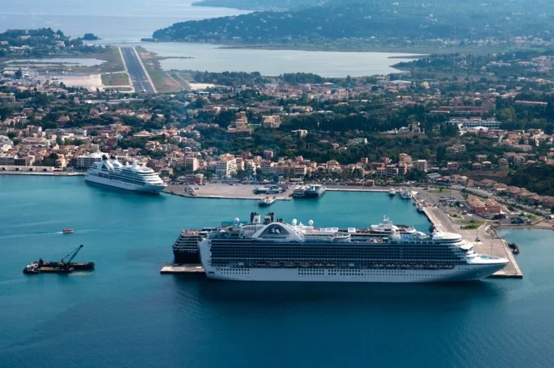 Nach Korfu reisen Insel Korfu Griechenland Jachthafen