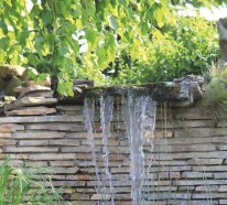 Der Gartenbrunnen mit Natursteinen