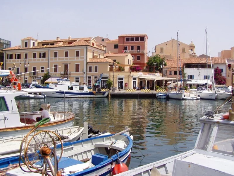 Urlaub Sardinien Sommerurlaub Reiseziel Italien La Maddalena Hafen