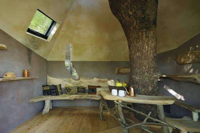 baumhaus bauen japan teehaus naturholz sofa wandregale theke