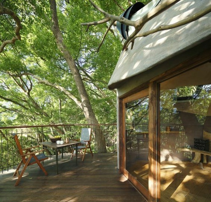 baumhaus bauen japan terrasse holzdielen esstisch stühle balkonmöbel