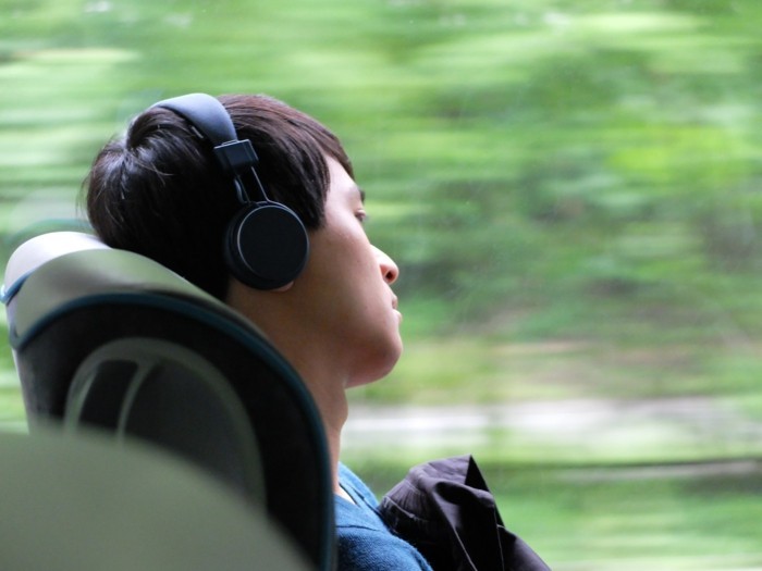 busreisen ferienreise junge kopfhörer musik hören
