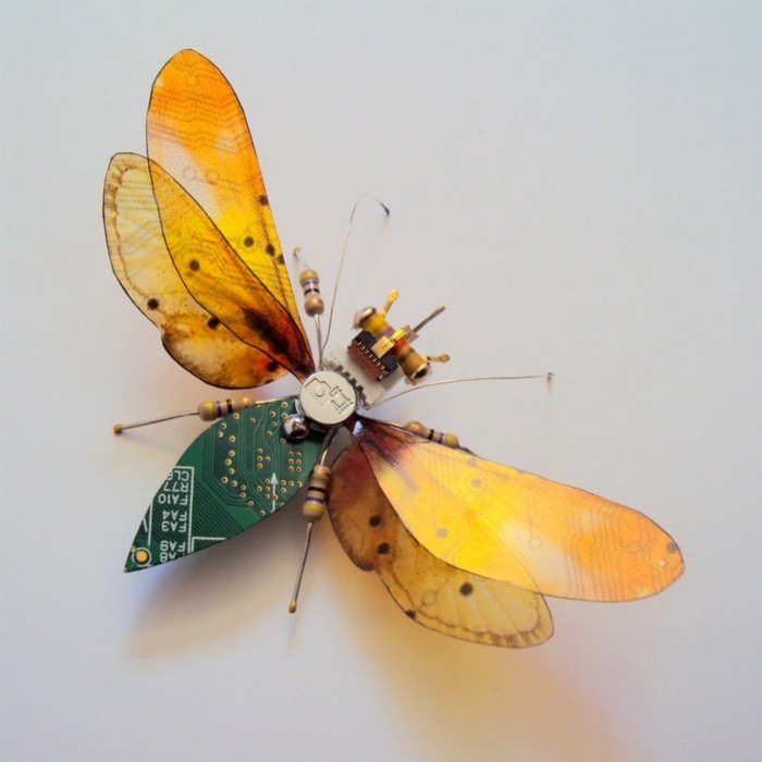 computerteile upcycling gelbe flügel insekten kunst