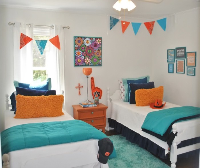 deko ideen kinderzimmer jungen helle wände blaue orange dekokissen blauer teppich kleiner raum
