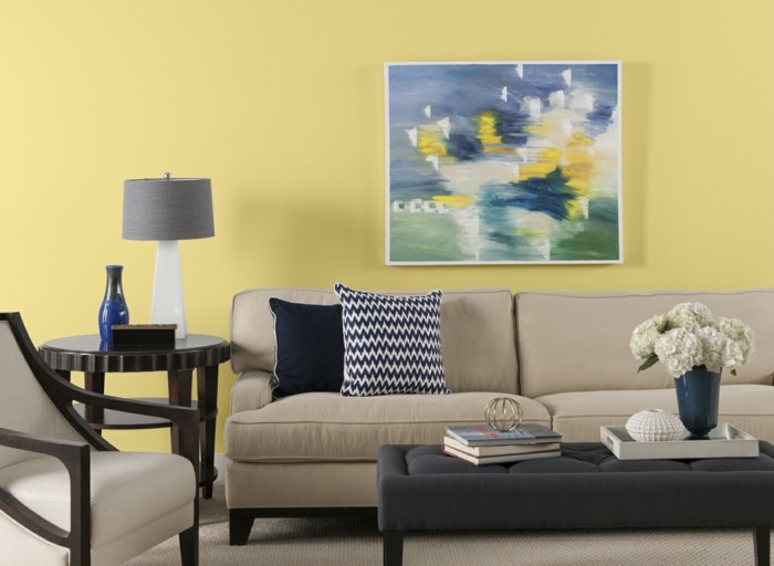 dekoideen wohnzimmer wandbild gelbe wandfarbe beige möbel