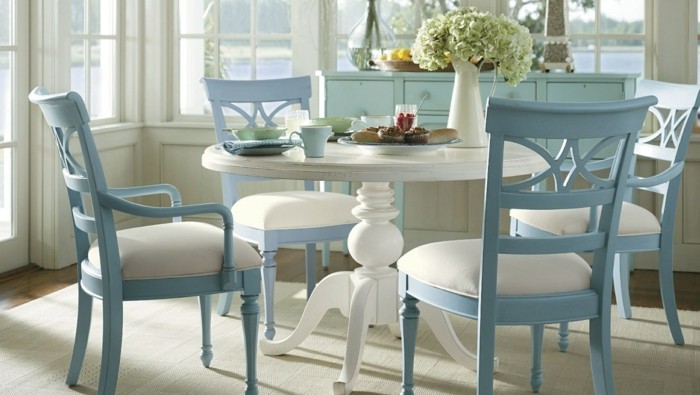 esszimmer landhausstil runder holztisch hellblaue stühle
