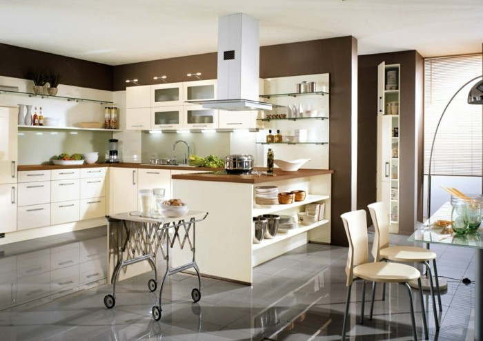 küchendesign mit cremefarbenen küchenschränken und braunen wänden