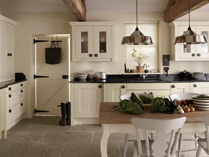 Küche streichen und Wände und Küchenschränke in Cremefarbe gestalten