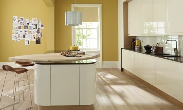 Küche neu gestalten mit gelben Wänden, Kücheneinrichtung in Creme und Holzboden