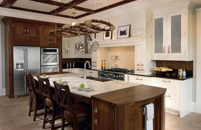 modernes Küchendesign mit dunklen Esszimmermöbeln und Küchenschränke in Creme