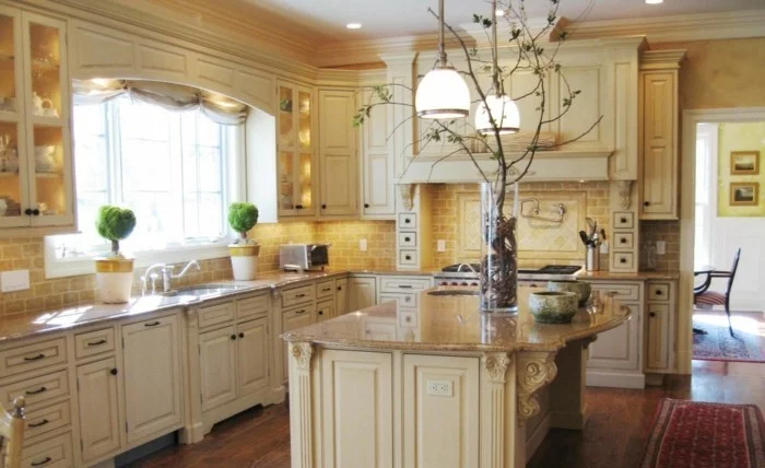 Küche neu gestalten - beige Küchenfliesen und Küchenschränke in Creme