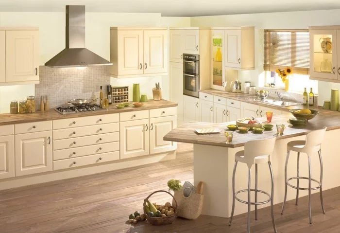 Küche streichen - cremefarbene Küchenschränke und Holzboden