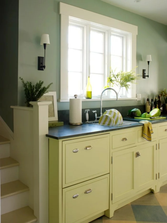 Küche streichen - grüne Wände, mit cremefarbenen Küchenschränken kombiniert